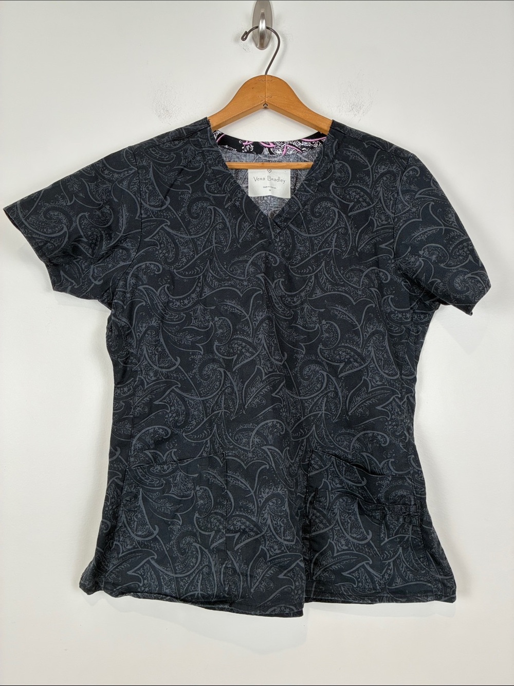Vera Bradley Scrub Top Women’s Medium Black Paisley Short Sleeve V-Neck Cotton